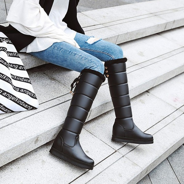 Modern női csizma eko bőrből, fűzővel és pehellyel fehér, fekete és rózsaszín színben