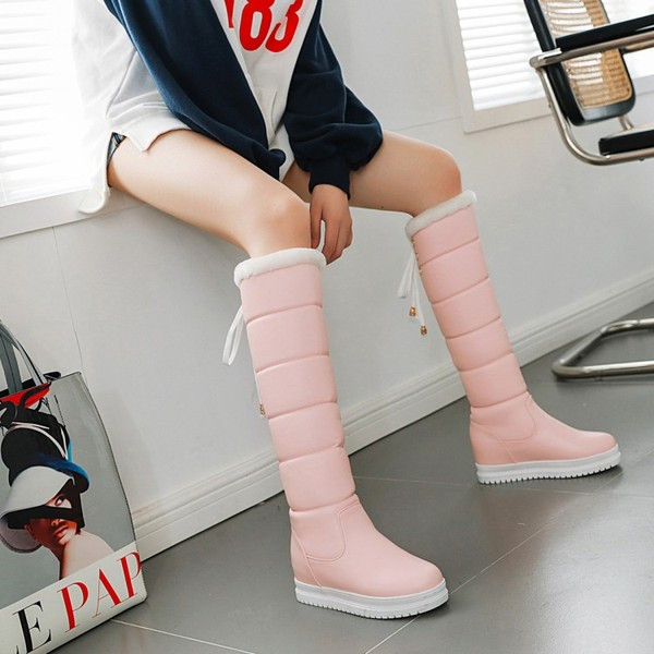 Modern női csizma eko bőrből, fűzővel és pehellyel fehér, fekete és rózsaszín színben