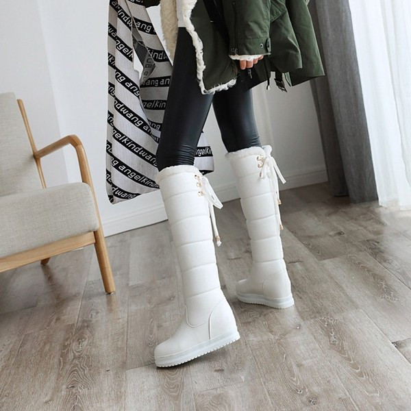 Modern női csizma eko bőrből, fűzővel és pehellyel fehér, fekete és rózsaszín színben