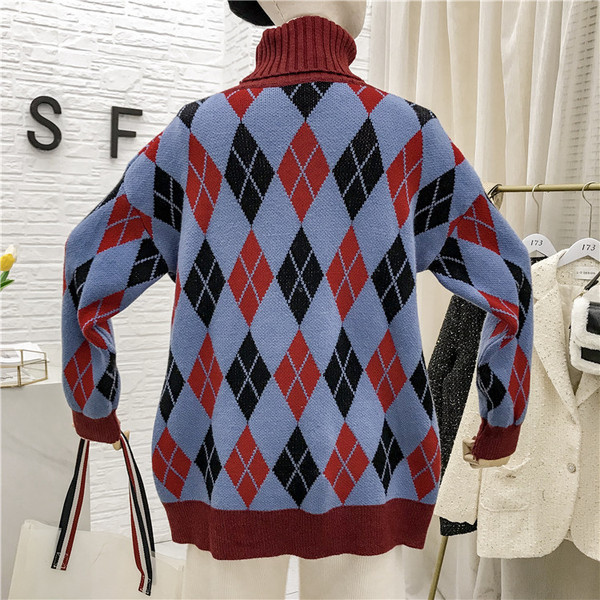 Γυναικείο πουλόβερ με ψηλό κολάρο, εφαρμογή και χρωματιστό μοτίβο