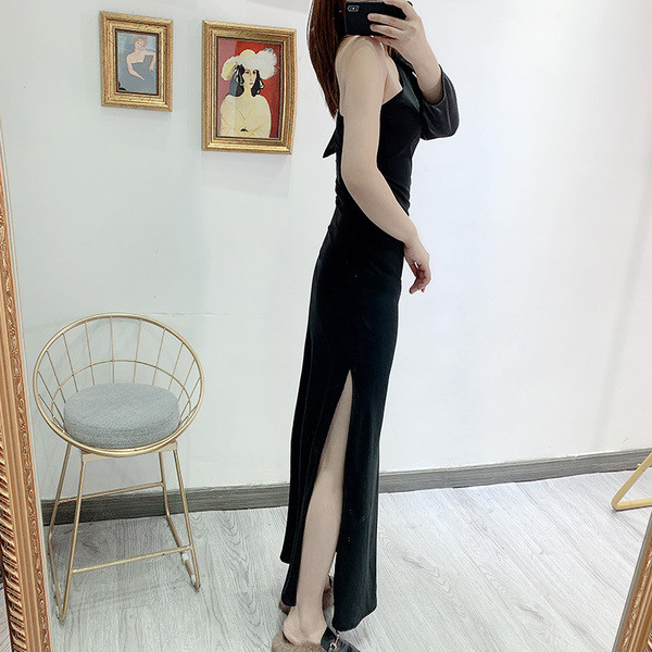 Μακρύ, λεπτό φόρεμα με γυμνό ώμο και μακρύ μανίκι σε μαύρο χρώμα