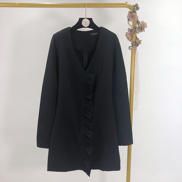 Rochie scurtă de damă cu decolteu în V și bucle în negru