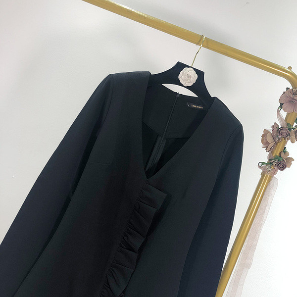 Rochie scurtă de damă cu decolteu în V și bucle în negru