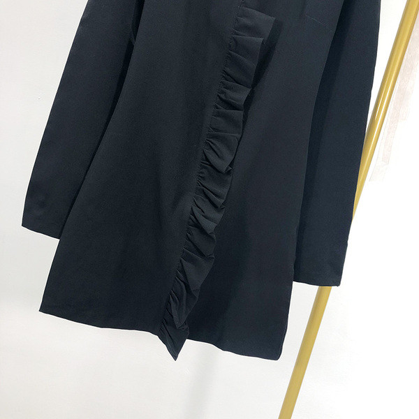 Rochie scurtă de damă cu decolteu în V și bucle în negru