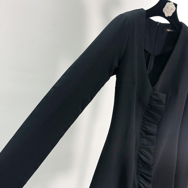 Rochie scurtă de damă cu decolteu în V și bucle în negru