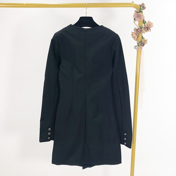 Rochie scurtă de damă cu decolteu în V și bucle în negru