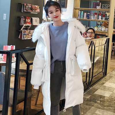 Μοντέρνο μακρύ μοντέλο γυναικείου μπουφάν με μεγάλες τσέπες σε άσπρο και μαύρο χρώμα