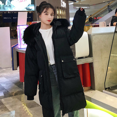 Μοντέρνο μακρύ μοντέλο γυναικείου μπουφάν με μεγάλες τσέπες σε άσπρο και μαύρο χρώμα