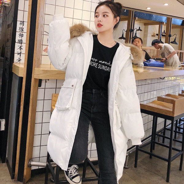 Μοντέρνο μακρύ μοντέλο γυναικείου μπουφάν με μεγάλες τσέπες σε άσπρο και μαύρο χρώμα