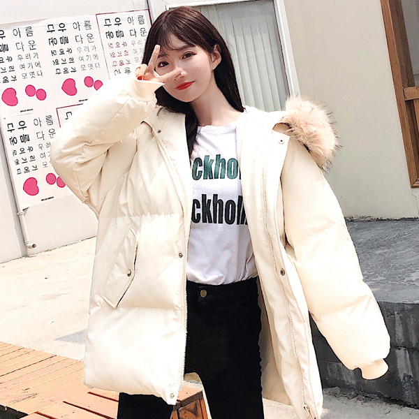 Női hétköznapi téli kabát széles modell kapucnival és zsebekkel fehér és fekete színben