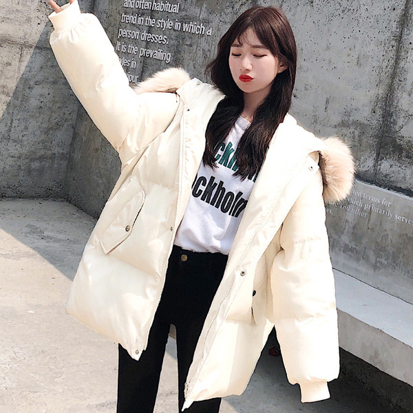 Női hétköznapi téli kabát széles modell kapucnival és zsebekkel fehér és fekete színben