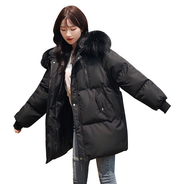 Női hétköznapi téli kabát széles modell kapucnival és zsebekkel fehér és fekete színben