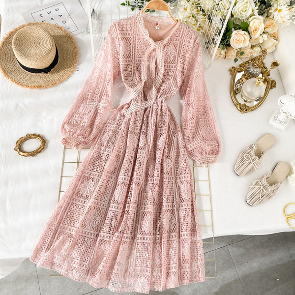 Rochie lunga din dantela cu panglica la guler in bej roz