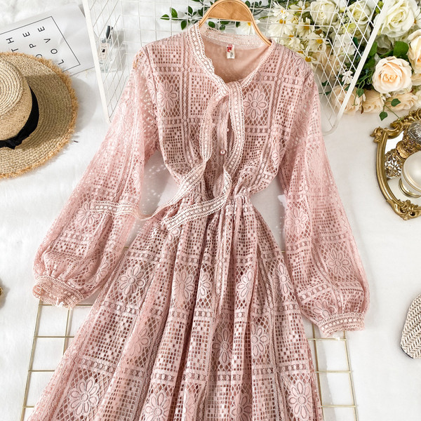 Rochie lunga din dantela cu panglica la guler in bej roz