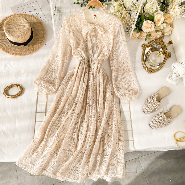 Rochie lunga din dantela cu panglica la guler in bej roz