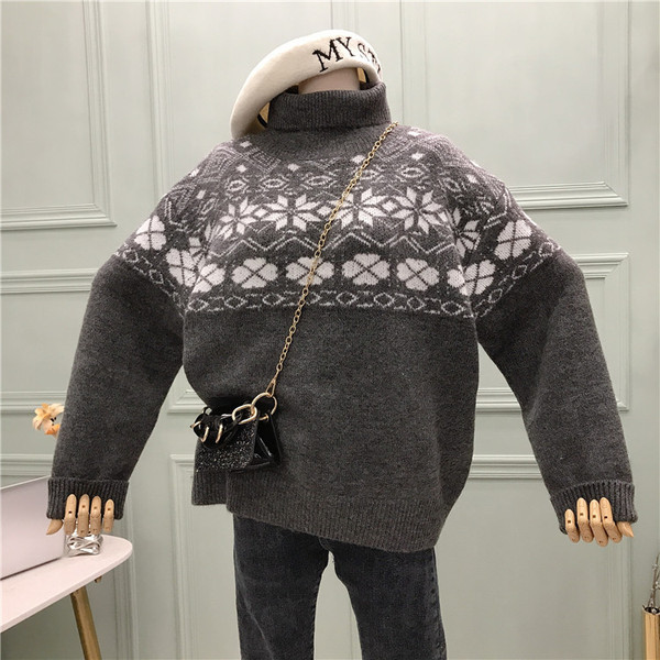 Γυναικείο πουλόβερ  με ψηλό γιακά σε γκρι και καφέ χρώμα με  χιοωονιφάδες