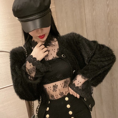 Μοντέρνα γυναικεία μπλούζα σε σιφόν και δαντέλα σε λευκό και μαύρο χρώμα