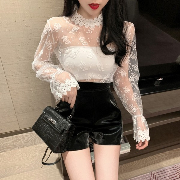 Μοντέρνα γυναικεία μπλούζα σε σιφόν και δαντέλα σε λευκό και μαύρο χρώμα