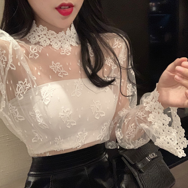 Μοντέρνα γυναικεία μπλούζα σε σιφόν και δαντέλα σε λευκό και μαύρο χρώμα