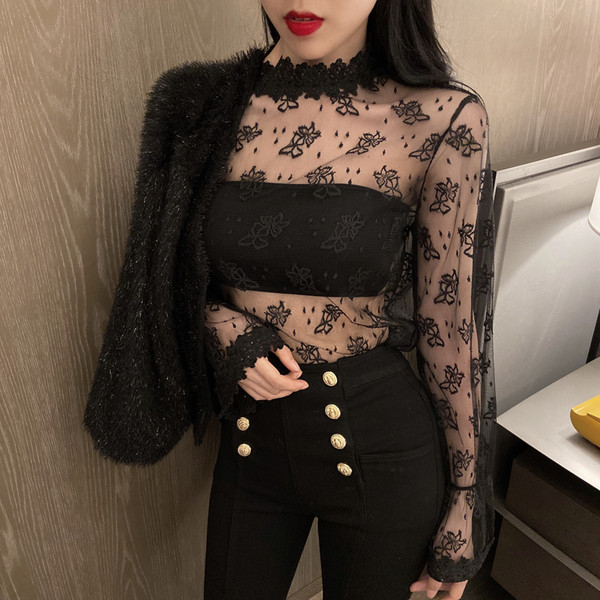 Μοντέρνα γυναικεία μπλούζα σε σιφόν και δαντέλα σε λευκό και μαύρο χρώμα