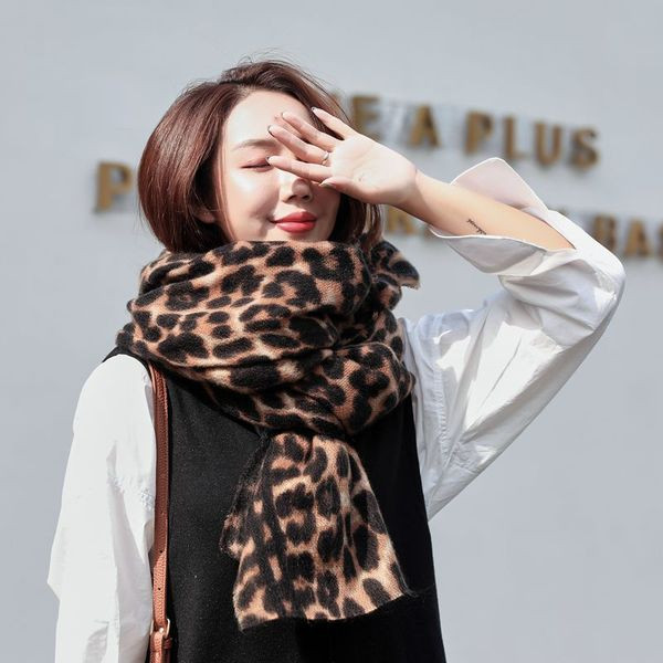 Esarfa de iarna dama cu model leopard - doua modele