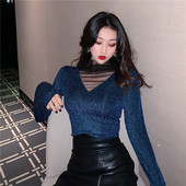 Γυναικείο μπλουζάκι με V  λαιμόκοψη σε μπλε και μαύρο χρώμα με λαμπερό εφέ