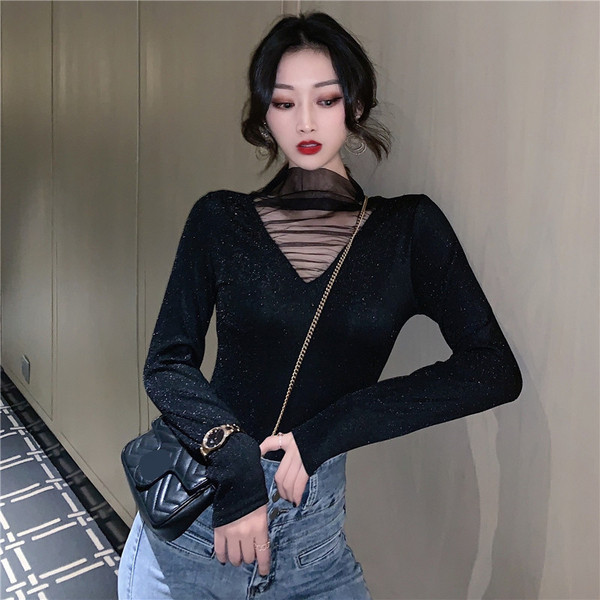 Γυναικείο μπλουζάκι με V  λαιμόκοψη σε μπλε και μαύρο χρώμα με λαμπερό εφέ