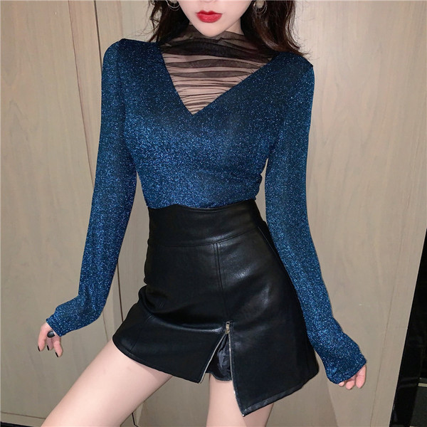 Γυναικείο μπλουζάκι με V  λαιμόκοψη σε μπλε και μαύρο χρώμα με λαμπερό εφέ