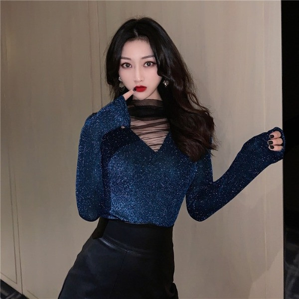 Γυναικείο μπλουζάκι με V  λαιμόκοψη σε μπλε και μαύρο χρώμα με λαμπερό εφέ