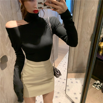 Casual γυναικείο μπλουζάκι Λεπτό μοντέλο με ψηλό γιακά και γυμνό ώμο