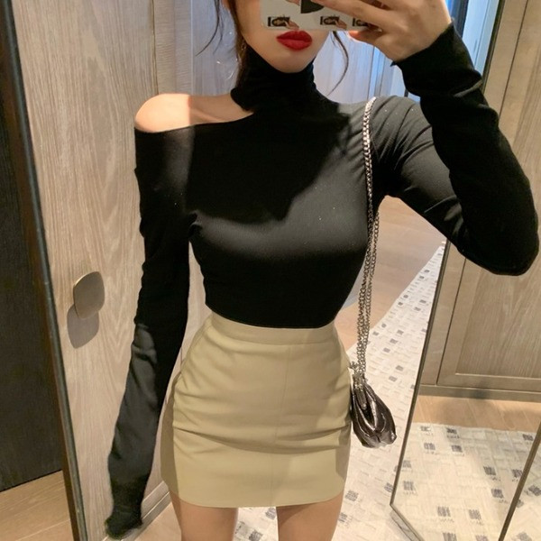 Casual γυναικείο μπλουζάκι Λεπτό μοντέλο με ψηλό γιακά και γυμνό ώμο