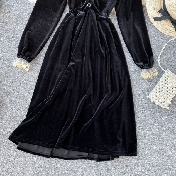 Μοντέρνο γυναικείο  βελούδινο φόρεμα  με ντεκολτέ και δαντέλα σε μαύρο χρώμα