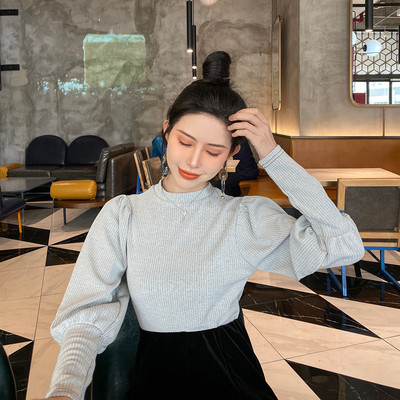 Lezser testhezálló blúz puffos ujjakkal és ovális nyakkivágással szürke színben