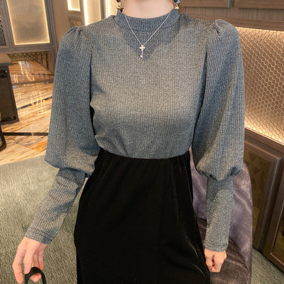 Lezser testhezálló blúz puffos ujjakkal és ovális nyakkivágással szürke színben