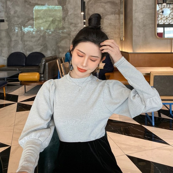 Lezser testhezálló blúz puffos ujjakkal és ovális nyakkivágással szürke színben