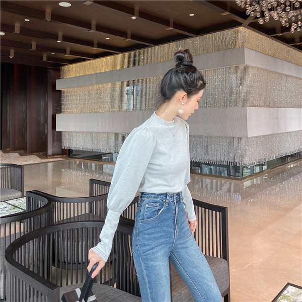 Lezser testhezálló blúz puffos ujjakkal és ovális nyakkivágással szürke színben