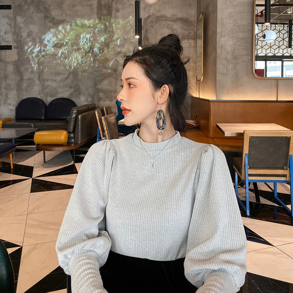 Lezser testhezálló blúz puffos ujjakkal és ovális nyakkivágással szürke színben