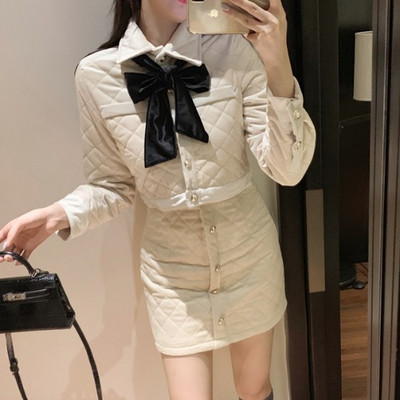 Μοντέρνο βελούδο σετ από κοντό μπουφάν και φούστα με ψηλή μέση σε μαύρο και μπεζ χρώμα