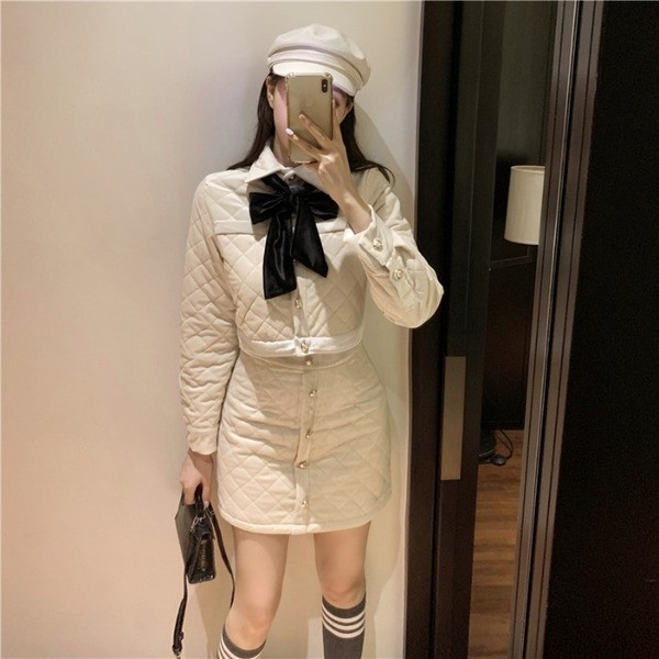 Μοντέρνο βελούδο σετ από κοντό μπουφάν και φούστα με ψηλή μέση σε μαύρο και μπεζ χρώμα