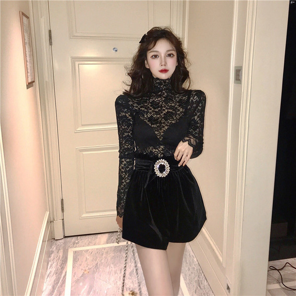 Μοντέρνα λεπτή μπλούζα από δαντέλα με κολάρο σε μαύρο χρώμα