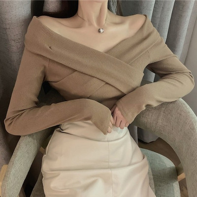 Μοντέρνο γυναικείο πουλόβερ σε τέσσερα χρώματα με V-λαιμόκοψη και μακρύ μανίκι