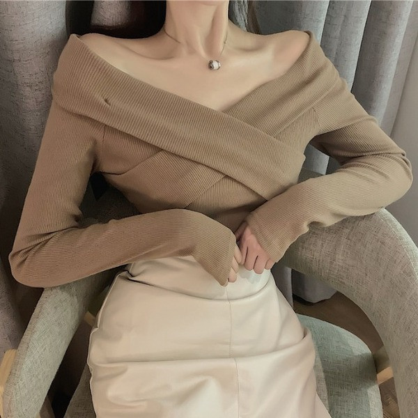 Μοντέρνο γυναικείο πουλόβερ σε τέσσερα χρώματα με V-λαιμόκοψη και μακρύ μανίκι