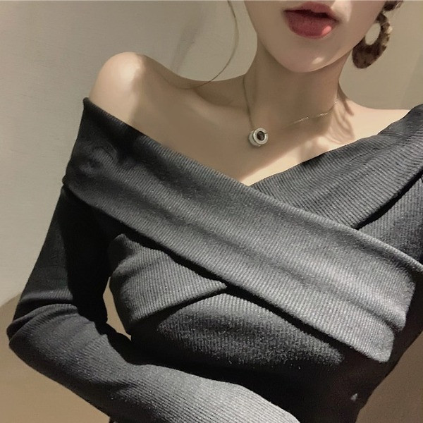 Μοντέρνο γυναικείο πουλόβερ σε τέσσερα χρώματα με V-λαιμόκοψη και μακρύ μανίκι