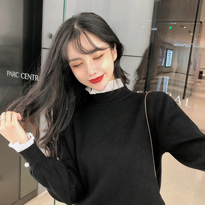 Modern női téli pulóver magas gallérral, az ujján díszítőgyöngyökkel