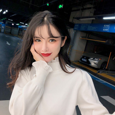 Modern női téli pulóver magas gallérral, az ujján díszítőgyöngyökkel