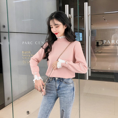 Modern női téli pulóver magas gallérral, az ujján díszítőgyöngyökkel