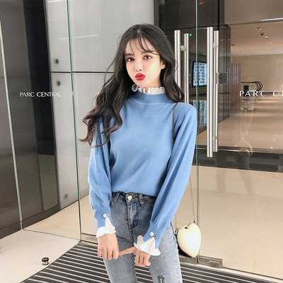 Modern női téli pulóver magas gallérral, az ujján díszítőgyöngyökkel