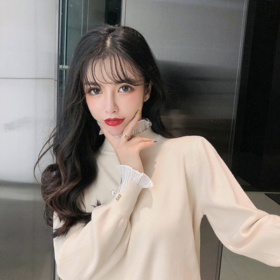 Modern női téli pulóver magas gallérral, az ujján díszítőgyöngyökkel