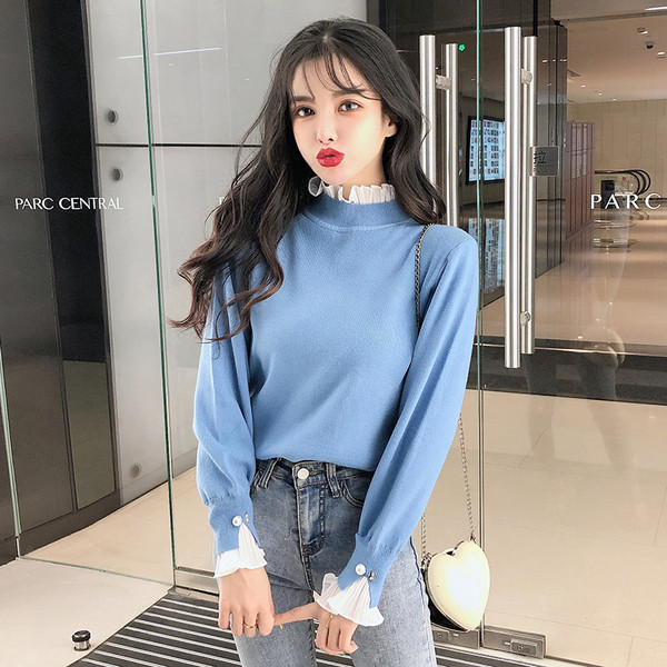 Modern női téli pulóver magas gallérral, az ujján díszítőgyöngyökkel