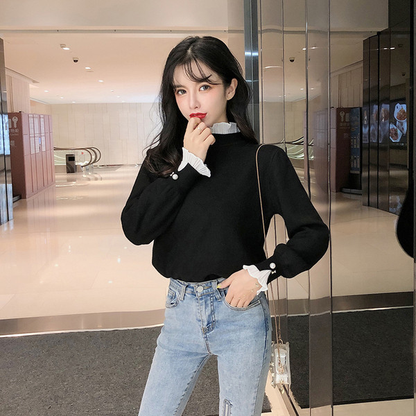 Modern női téli pulóver magas gallérral, az ujján díszítőgyöngyökkel